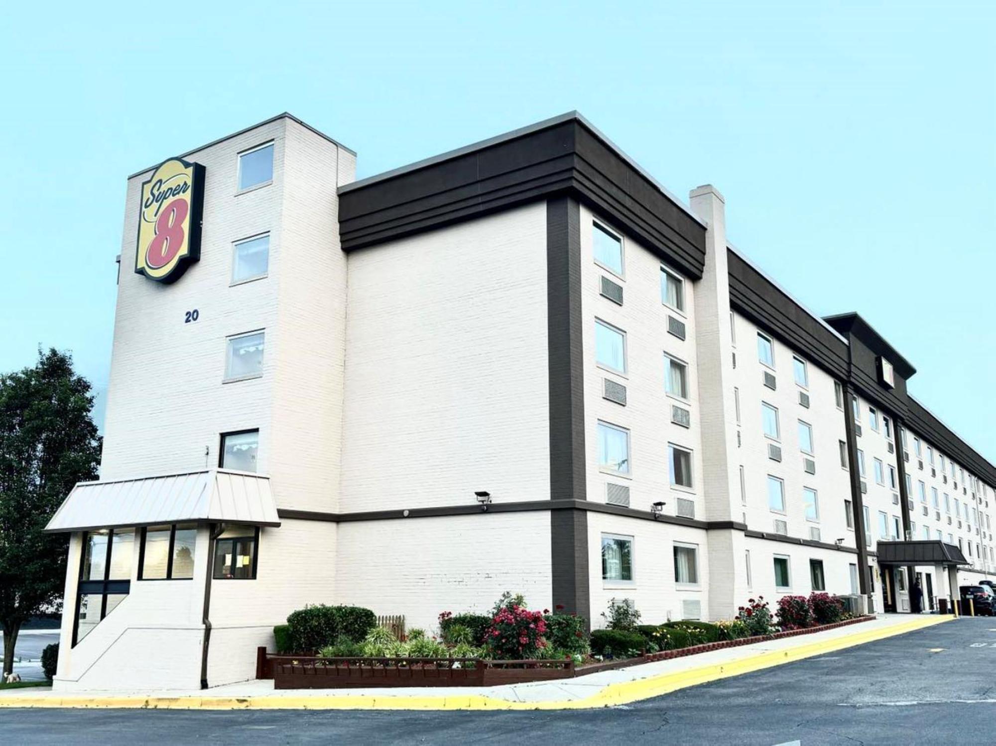 Super 8 By Wyndham Frederick Hotel Exterior foto