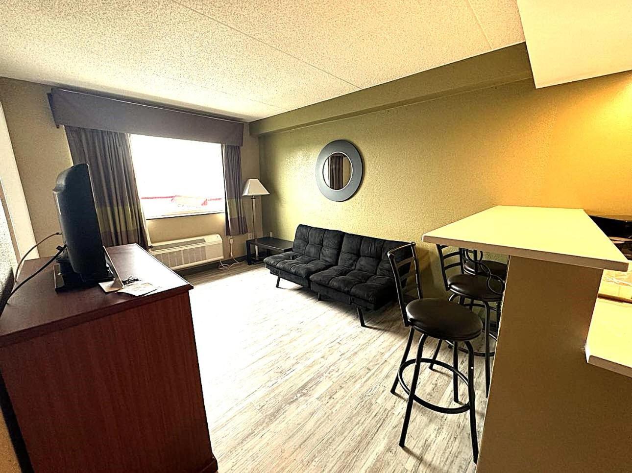 Super 8 By Wyndham Frederick Hotel Exterior foto