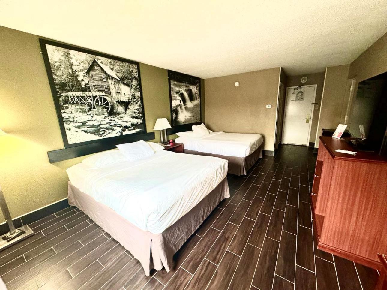 Super 8 By Wyndham Frederick Hotel Exterior foto