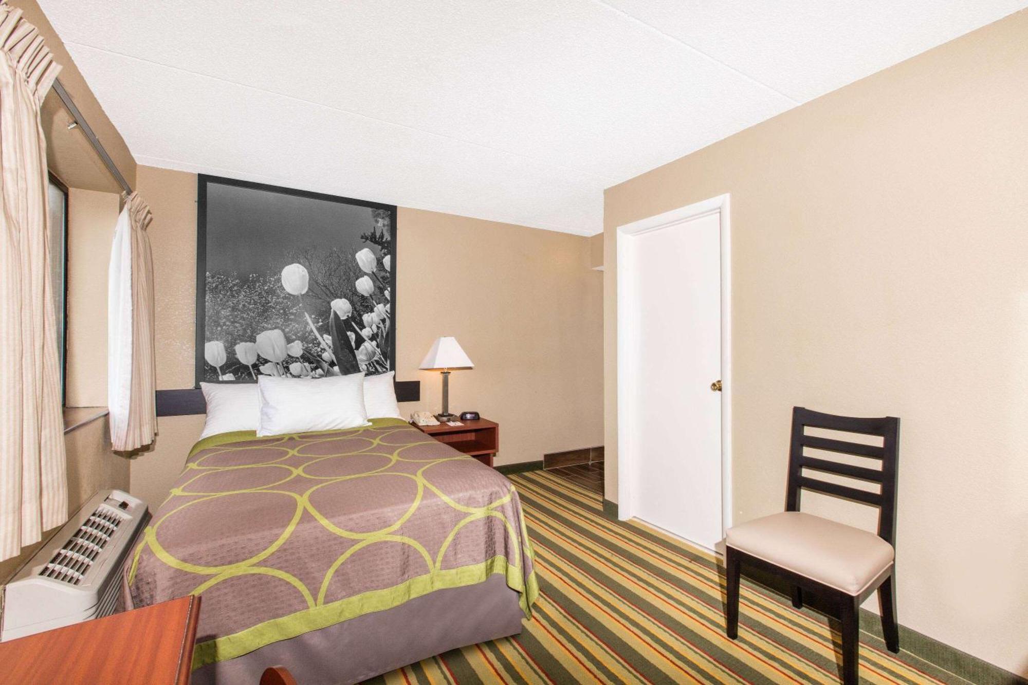 Super 8 By Wyndham Frederick Hotel Exterior foto
