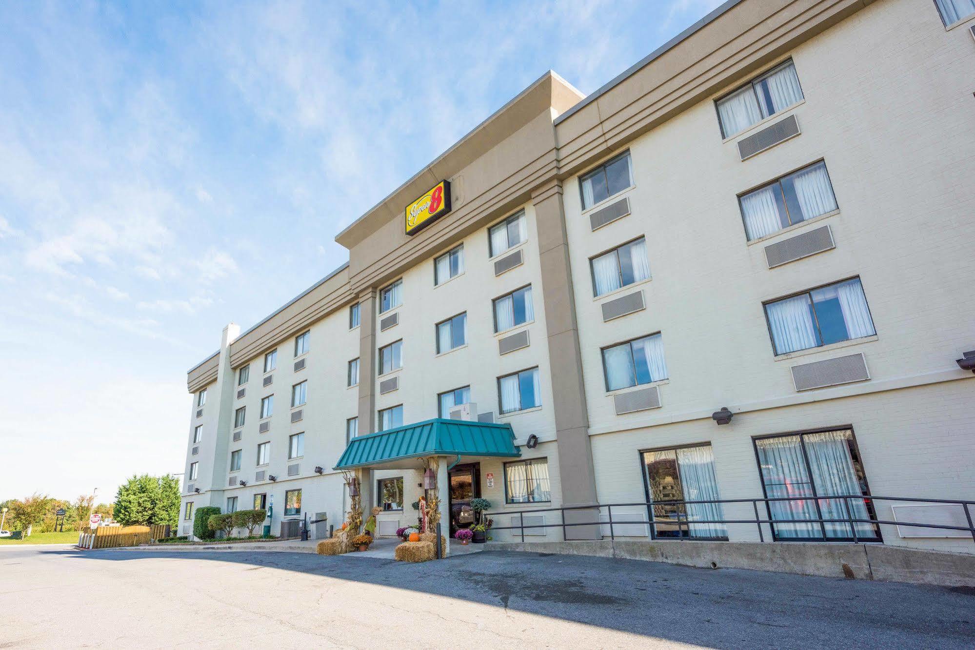 Super 8 By Wyndham Frederick Hotel Exterior foto